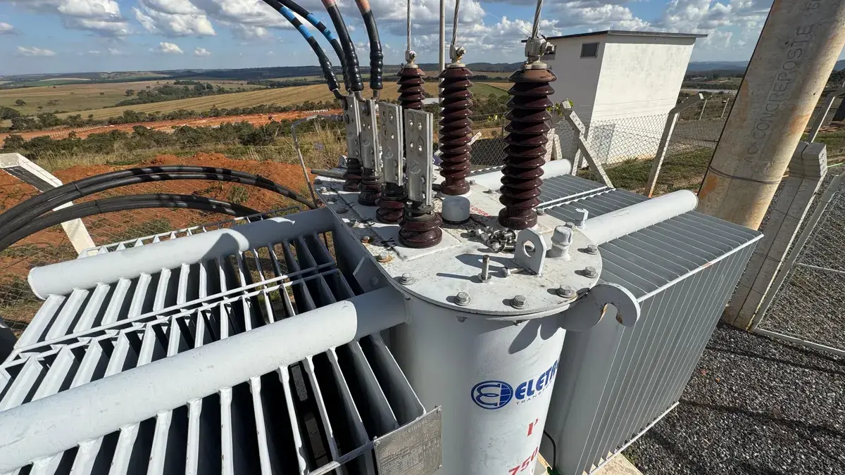 Subestação elétrica montada e em operação