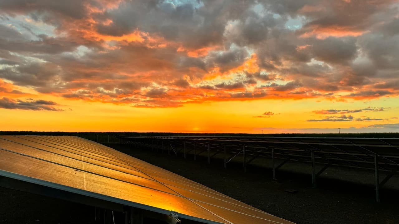 Equipe de engenheiros eletricistas da Enertek Soluções em Goiânia, GO